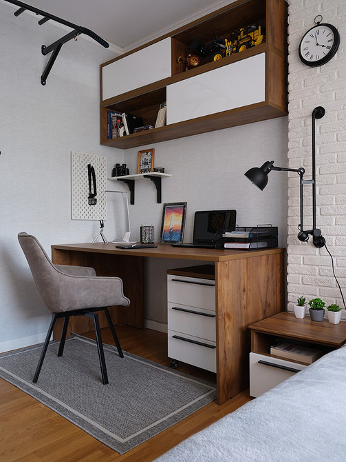 Jasne krzesła tapicerowane welurem dodają elegancji do kuchni.