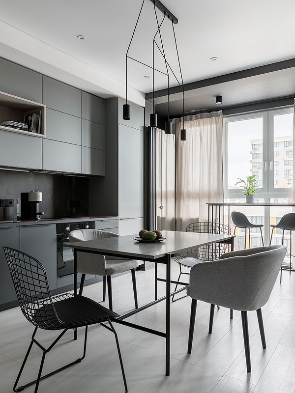 Komplet krzeseł, rodzina Zestaw krzeseł z miękkimi oparciami wokół stołu. Styl i wygoda dla rodziny.