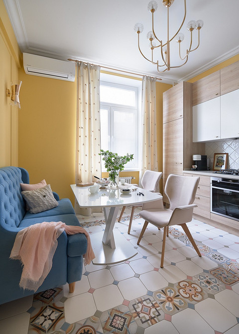 Klasyczne krzesło, elegancja Eleganckie krzesło z miękkim oparciem w klasycznej jadalni. Komfort i design.