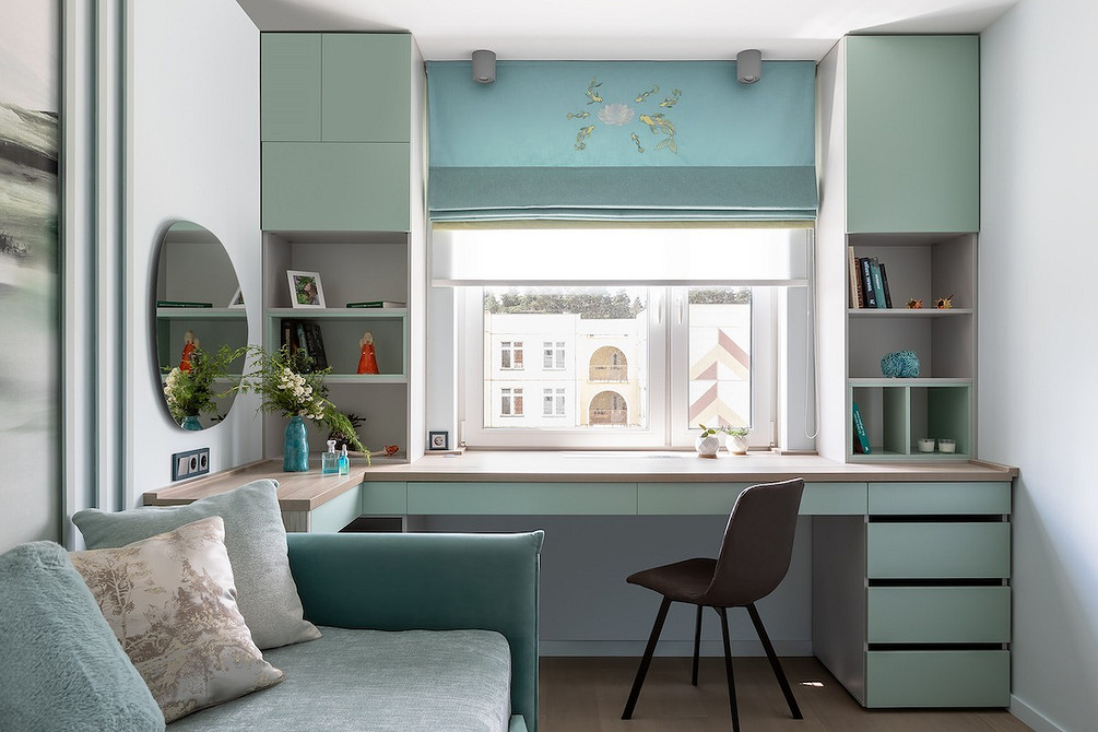 Nowoczesne krzesło tapicerowane z metalowymi nogami i tekstylną obiciem.