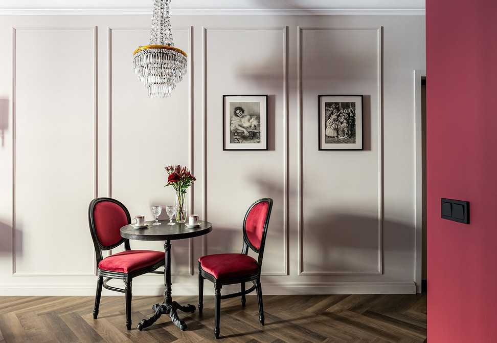 Przytulne krzesło, jadalnia Jasne krzesło z miękkim oparciem w jadalni. Przytulna atmosfera w Twoim domu.