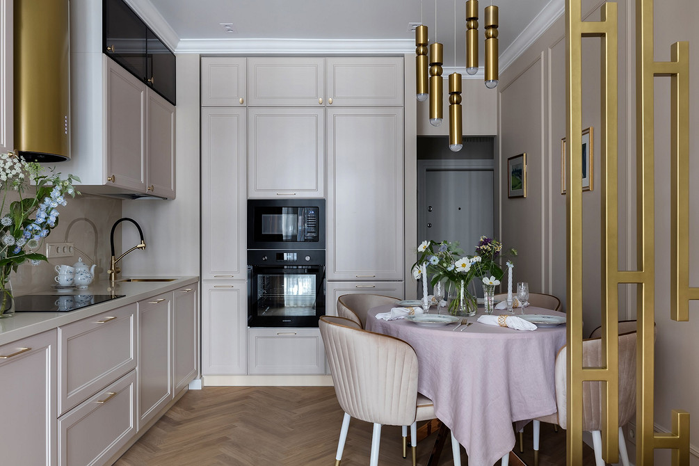 Klasyczna elegancja krzesła Eleganckie krzesło z miękkim oparciem w salonie w stylu klasycznym.