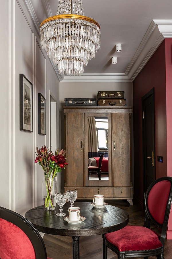 Krzesło do sypialni Komfortowe krzesło z wysokim oparciem w sypialni. Idealne do czytania i relaksu.