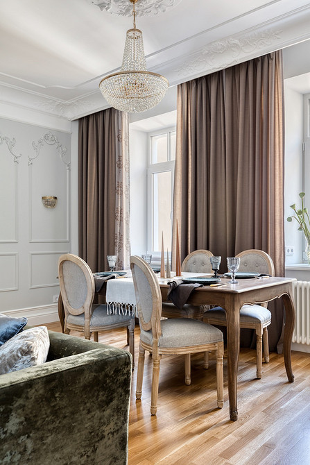 Krzesło z podłokietnikami Wygodne krzesło z podłokietnikami do biura lub salonu. Maksymalny komfort pracy.