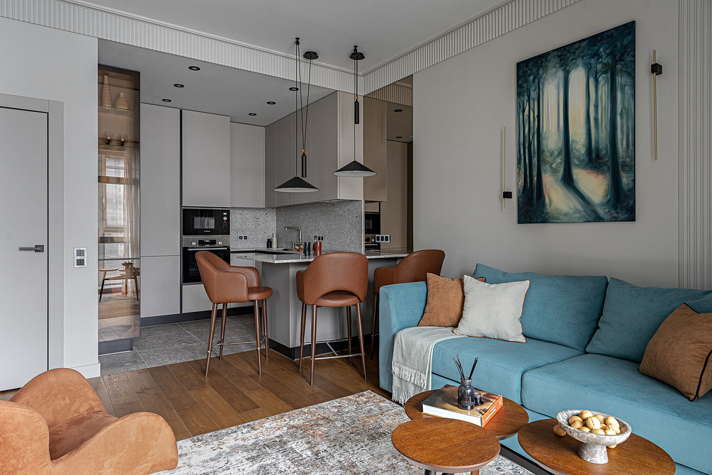 Wygodne krzesło tapicerowane do relaksu w małym mieszkaniu: styl minimalistyczny