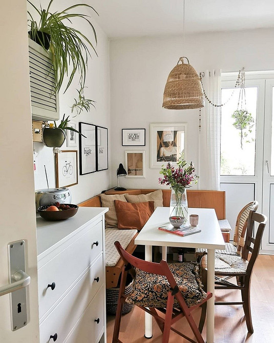 Nowoczesny narożnik kuchenny z stołem oszczędzający przestrzeń w małej kuchni.