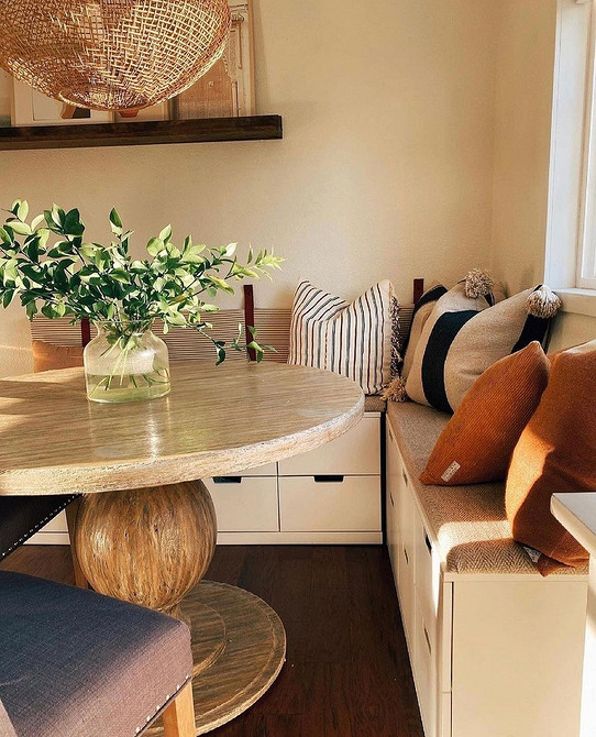 Funkcjonalny narożnik kuchenny z miejscem do przechowywania, oszczędność przestrzeni w małej kuchni.