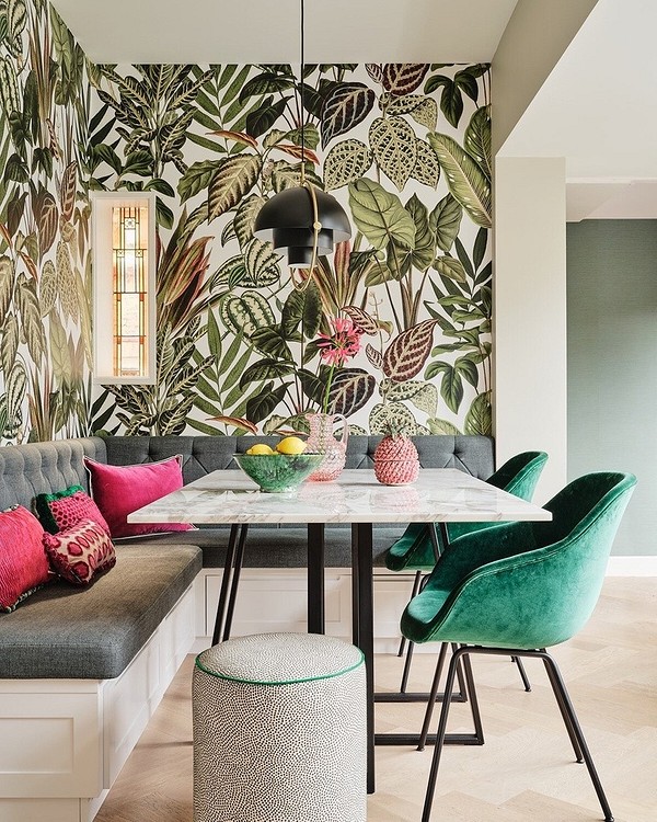 Narożnik kuchenny oddzielający przestrzeń, tworzący przytulny kącik w kuchni. Styl skandynawski.