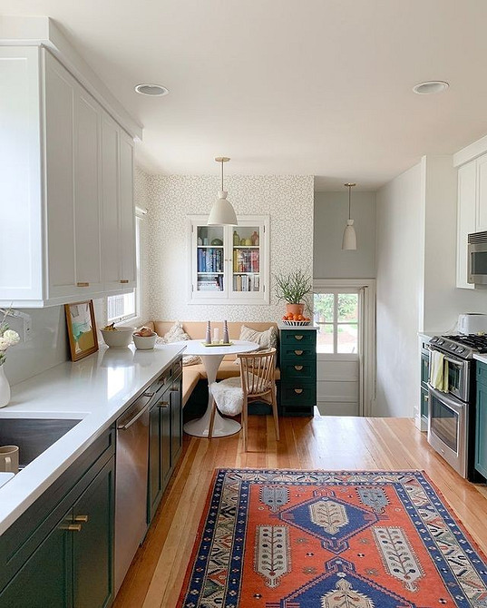 Narożnik kuchenny z miękką tapicerką i poduszkami w przytulnej aranżacji. Komfort w kuchni.