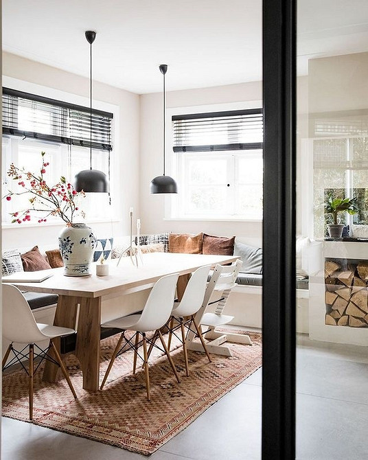 Narożnik kuchenny z drewnianym stelażem, harmonijnie wpasowujący się w wystrój kuchni. Klasyczny styl.