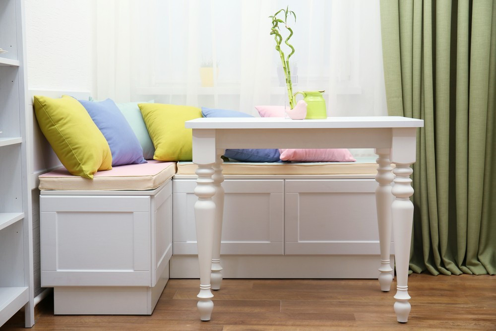 Nowoczesny narożnik kuchenny z miękką tapicerką, idealny do małej kuchni. Komfort i styl.