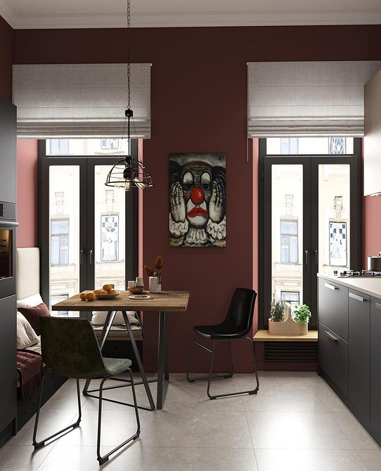 Kuchnia z narożnikiem pod oknem zapewniającym naturalne światło. Jasna i przestronna kuchnia.