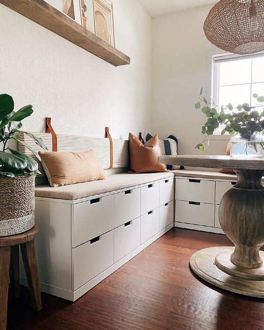 Stylowa kuchnia z narożnikiem, łącząca jadalnię i strefę relaksu. Przytulne wnętrze.