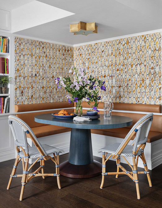 Wygodny narożnik kuchenny z miękkimi poduszkami dla relaksu. Tapicerka łatwa w czyszczeniu.