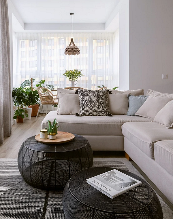 Narożnik w salonie loft Niebieski narożnik w salonie, dopasowany do dywanu i dekoracyjnych poduszek w stylu loft.