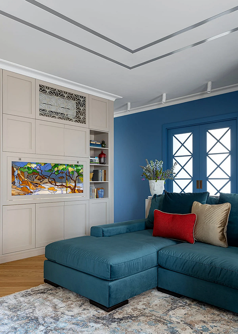 Stylowy narożnik loft Praktyczny niebieski narożnik w małym salonie, idealny do stworzenia stylowego wnętrza loft.
