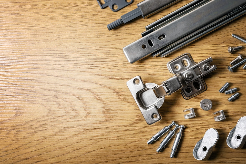 Zawiasy: Szkło i design Różne rodzaje zawiasów meblowych do kuchni ze szklanymi frontami szafek