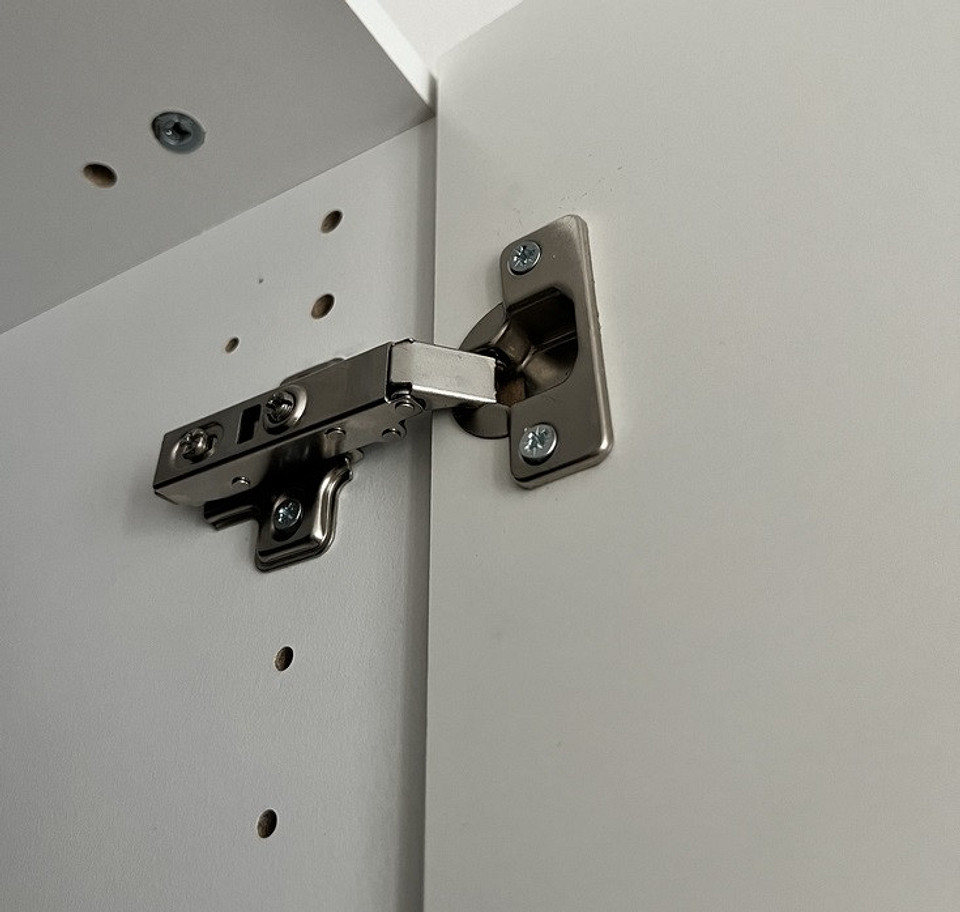 Zawiasy do szkła Szklane drzwi szafki kuchennej z zawiasami. Wybór zawiasów do szkła 2026