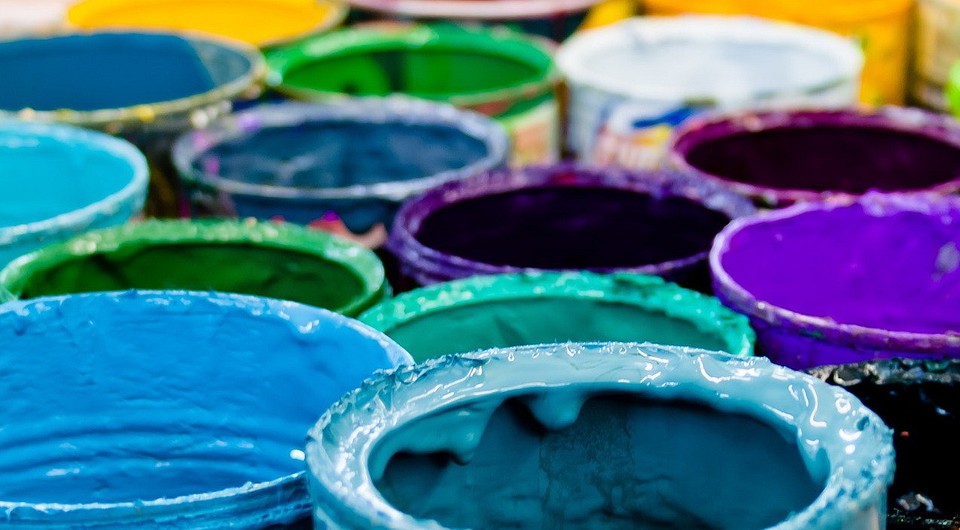 Renowacja mebli DIY: Drewniana komoda pomalowana farbą w stylu prowansalskim. Odnowa mebli 2026.