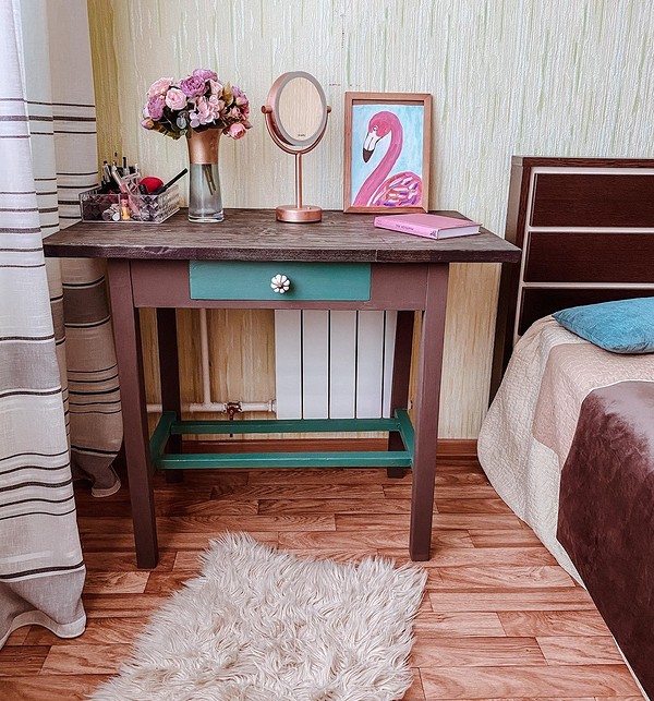 Odnowiona szafka nocna DIY. Meble vintage w małym mieszkaniu.