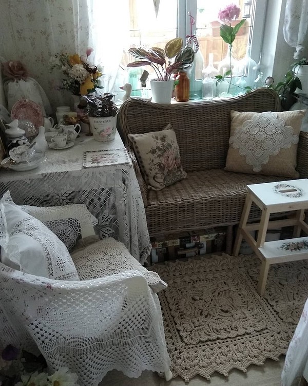 Odnowiony komoda DIY w małym mieszkaniu. Renowacja mebli vintage.