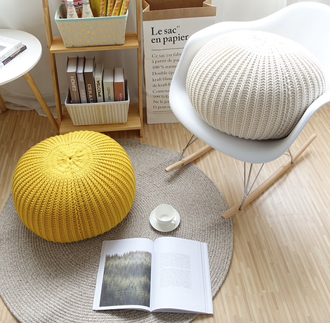 Stylowy puf i krzesło Puf z miękkim obiciem i stylowe krzesło w nowoczesnym wnętrzu pokoju.