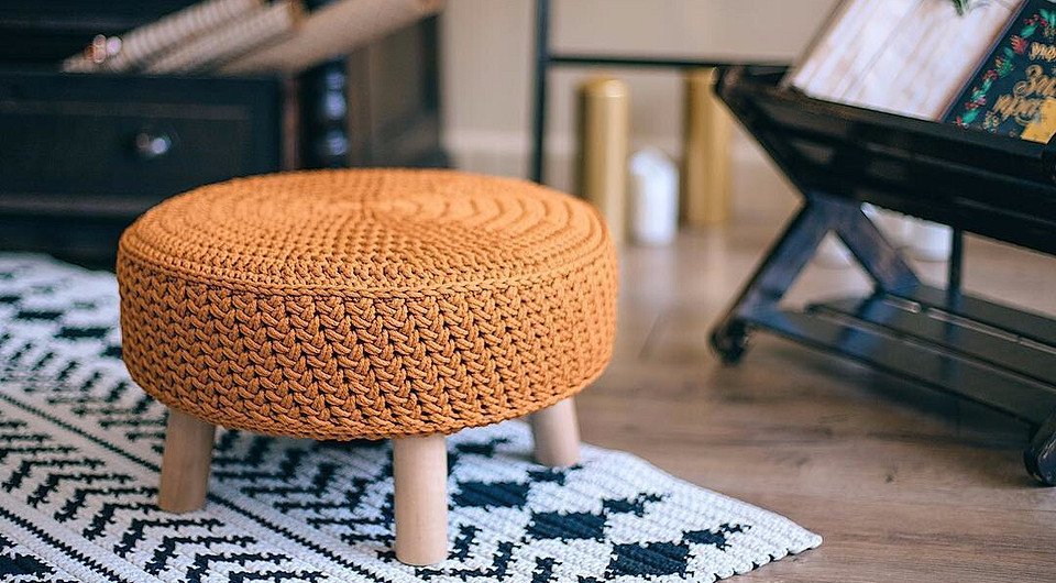 Puf: Idealny wybór 2026 Nowoczesny puf w salonie: idealny wybór dla Twojego domu w 2026.