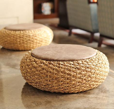 Relaks w stylu! Nowoczesny puf i fotel w jasnym salonie dla relaksu i wygody.