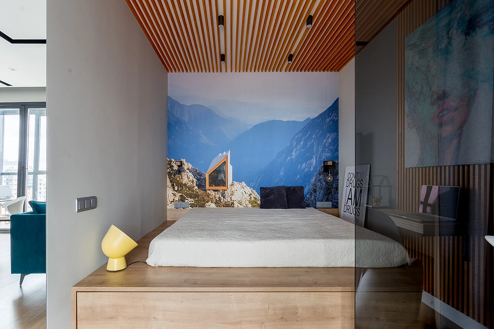 Łóżko na podium z miękkim zagłówkiem, komfortowy i stylowy design sypialni.