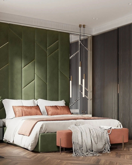 Łóżko na podium w sypialni, strefowanie przestrzeni za pomocą różnych poziomów podłogi.