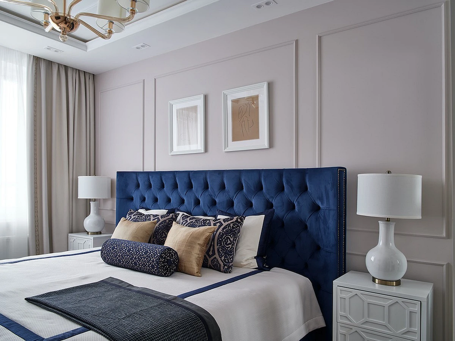 Design sypialni z łóżkiem na podium, zintegrowane miejsca do przechowywania, minimalistyczny styl.