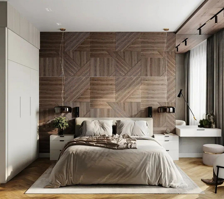 Przestronna sypialnia z dużym łóżkiem na podium i strefą relaksu przy oknie.