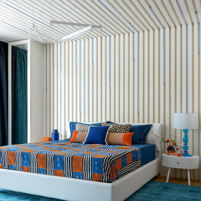 Nowoczesna sypialnia z łóżkiem na podium, minimalistyczny design i brak zbędnych detali.