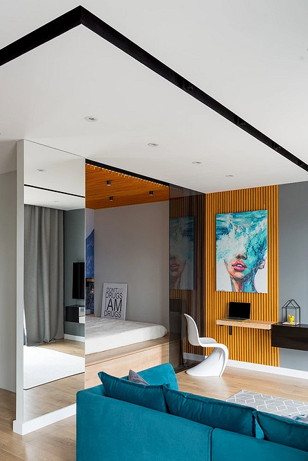 Nowoczesna sypialnia z łóżkiem na podium połączonym z miejscem do pracy.