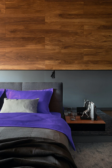 Łóżko na podium z miękkim zagłówkiem, komfortowy design sypialni do wypoczynku.