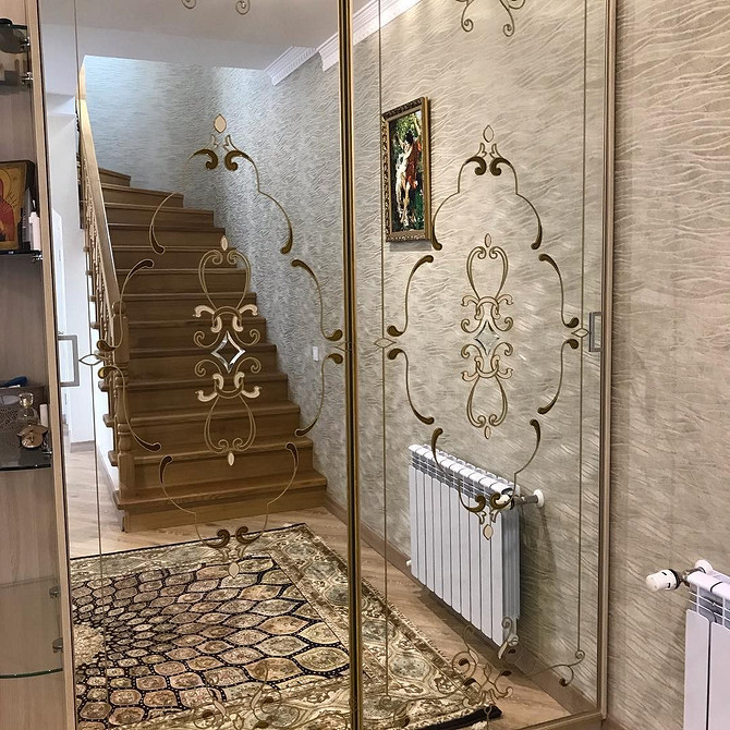 Szafa z lustrem w sypialni Nowoczesna szafa z lustrem w sypialni, elegancki design wnętrza i funkcjonalne przechowywanie.