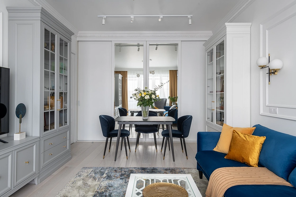 Oryginalna szafa lustrzana z wzorem w salonie. Akcent wystroju wnętrza.