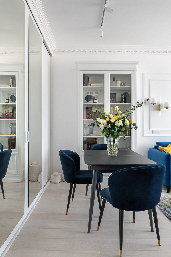 Elegancka szafa lustrzana w salonie. Design z lustrami powiększający przestrzeń.