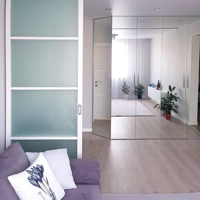 Ergonomiczna szafa narożna z lustrem do małego salonu. Aranżacje 2026.