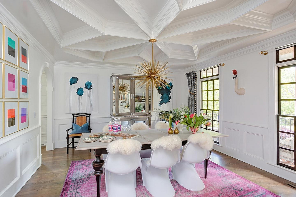 Klasyczny salon z szafą lustrzaną: elegancja i luksus w każdym detalu.