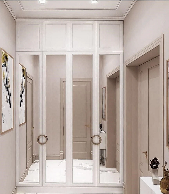 Salon z szafą lustrzaną, łączącą funkcjonalność przechowywania z estetycznym wyglądem.