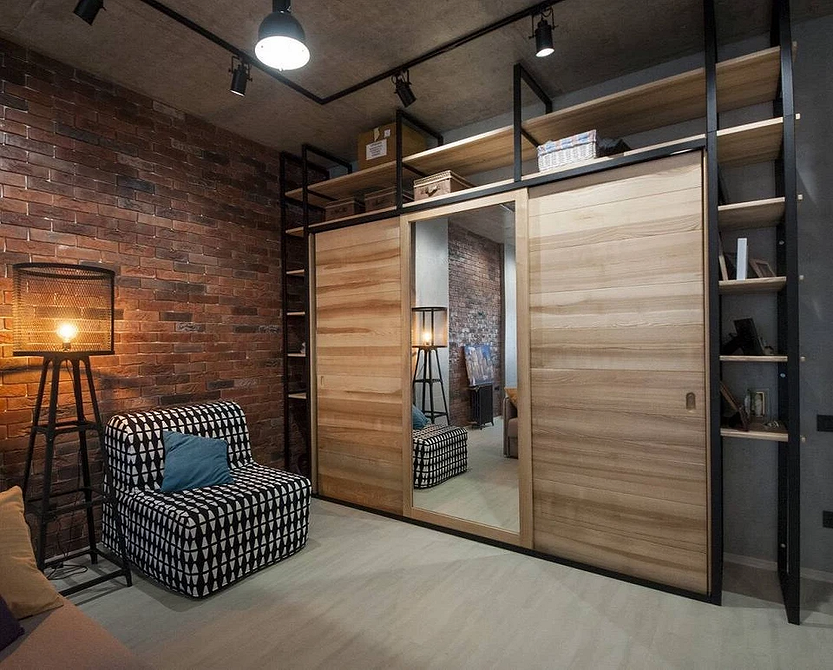 Mały salon z szafą lustrzaną: optyczne powiększenie przestrzeni i funkcjonalność.