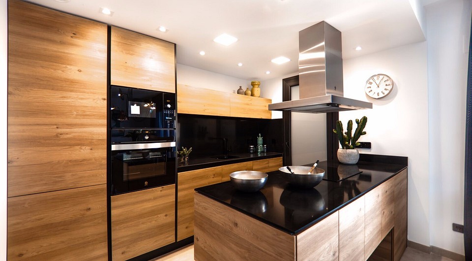 Wymiana frontów kuchennych MDF: nowoczesna kuchnia z nowymi frontami, odświeżony design w 2026.