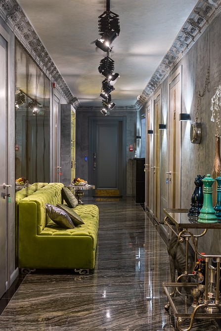 Welurowa zielona sofa Elegancka zielona welurowa sofa z dekoracyjnymi poduszkami we wnętrzu.