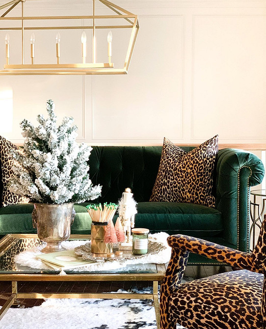 Skandynawski salon Nowoczesny salon z zieloną kanapą, tekstyliami i kolorami. Styl skandynawski.