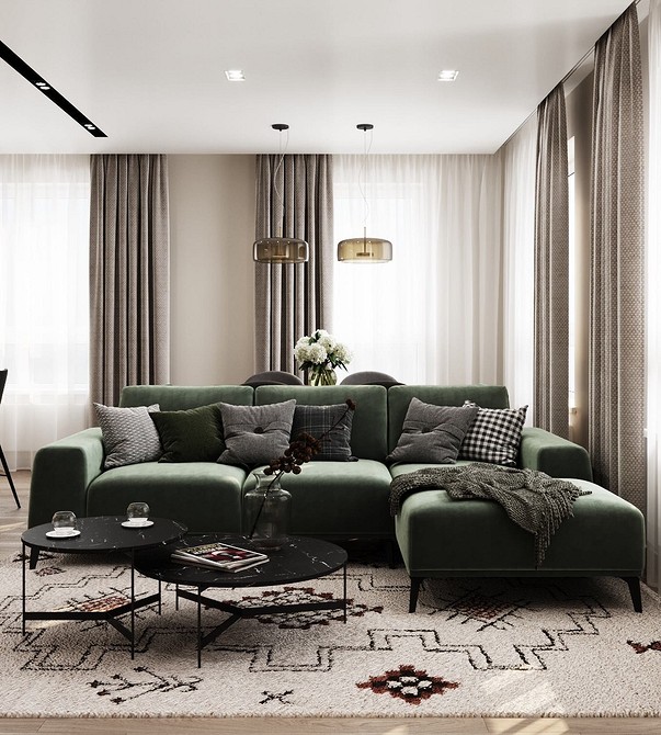 Stylowa zieleń Stylowa zielona kanapa w aranżacji wnętrz z dekoracjami i zasłonami. Inspiracje.