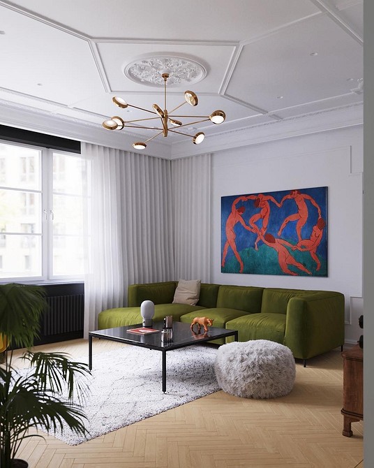 Zielona sofa narożna Stylowa zielona sofa narożna w salonie z dużymi oknami i roślinami.