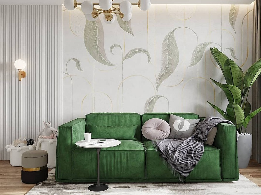 Zielona sofa w eklektycznym wnętrzu z kolorowymi obrazami i teksturami.