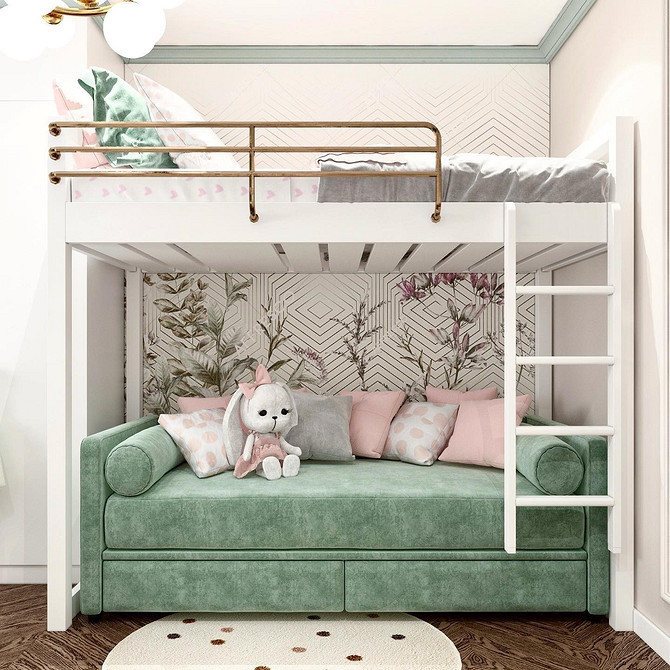 Kompaktowa zieleń Mała zielona kanapa do domu z jasnymi tekstyliami i dekoracjami.