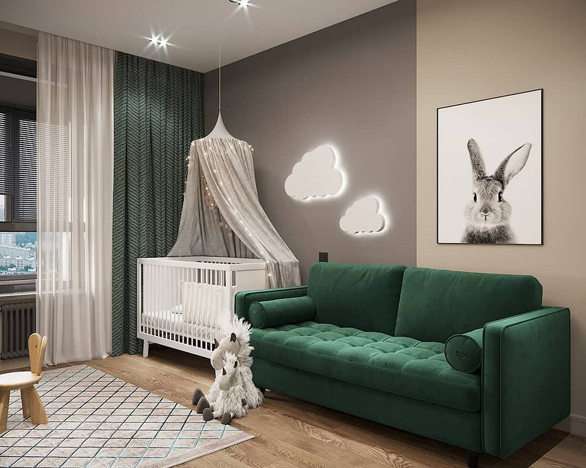 Jasne wnętrze, zieleń Zielona kanapa w jasnym wnętrzu z dywanem i elementami dekoracyjnymi.